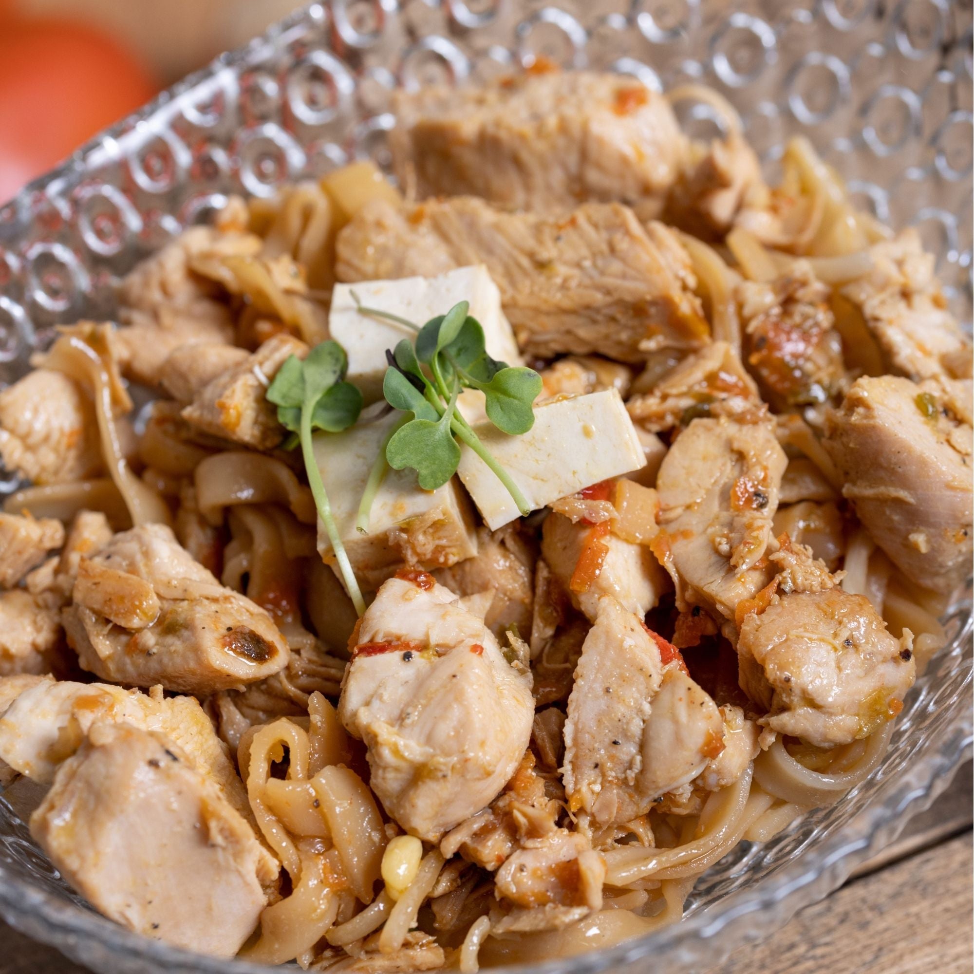Pad Tahi con pollo y tofu