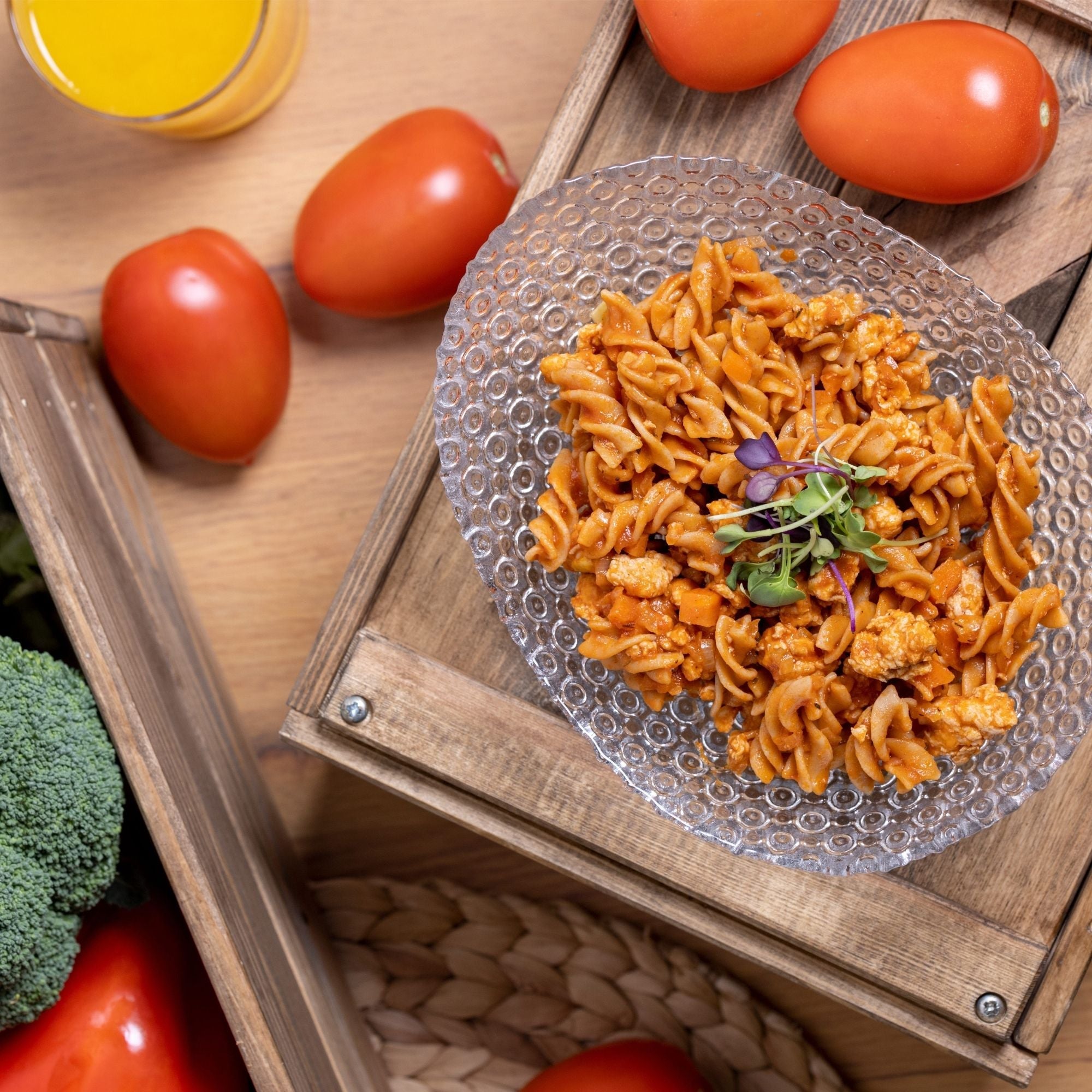 Fusilli de lentejas con salsa de espinacas y queso