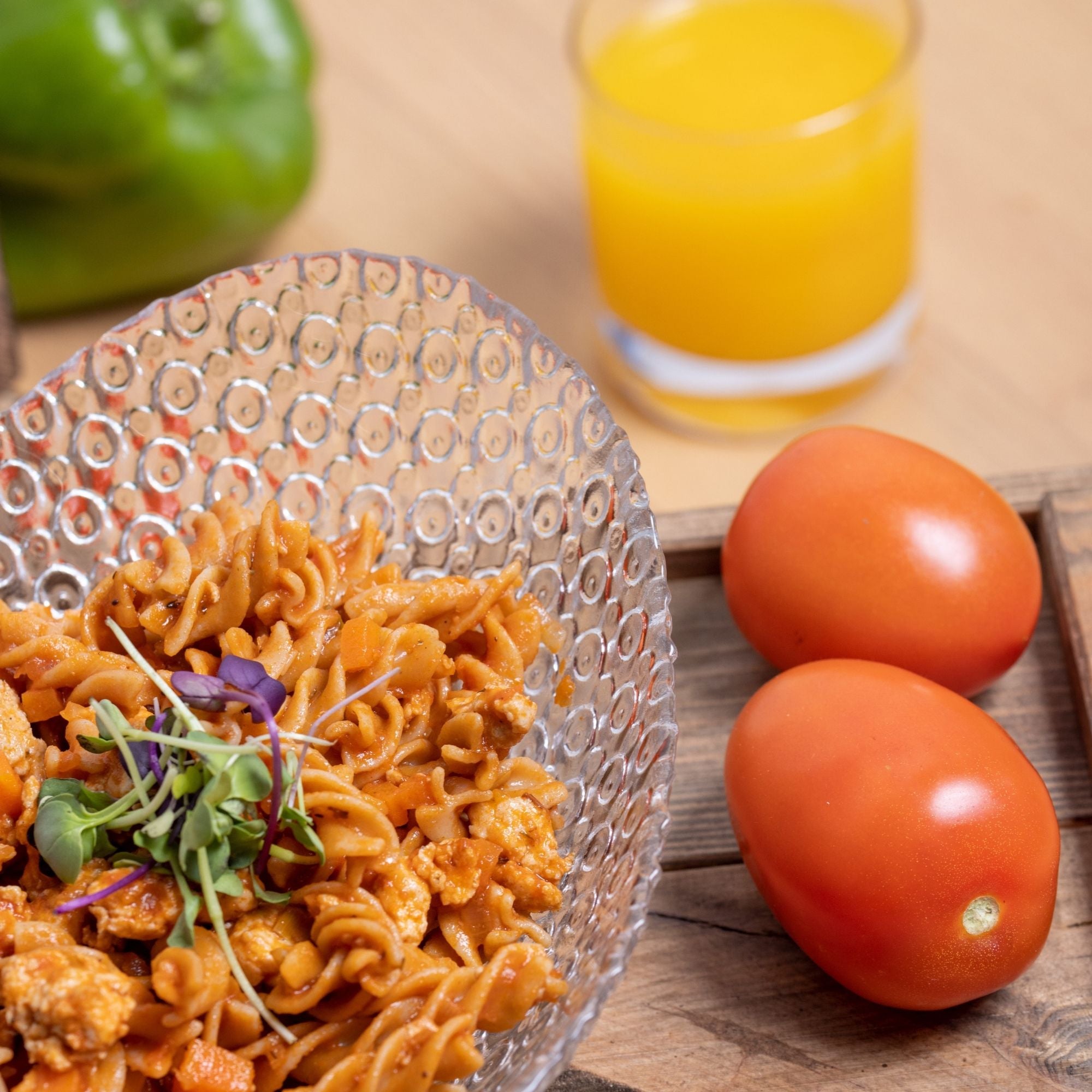 Fusilli de lentejas con salsa de espinacas y queso