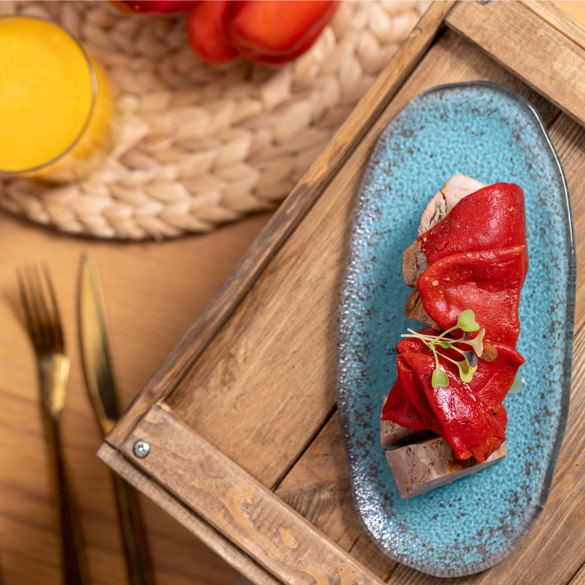 Solomillo de cerdo con piquillos confitados