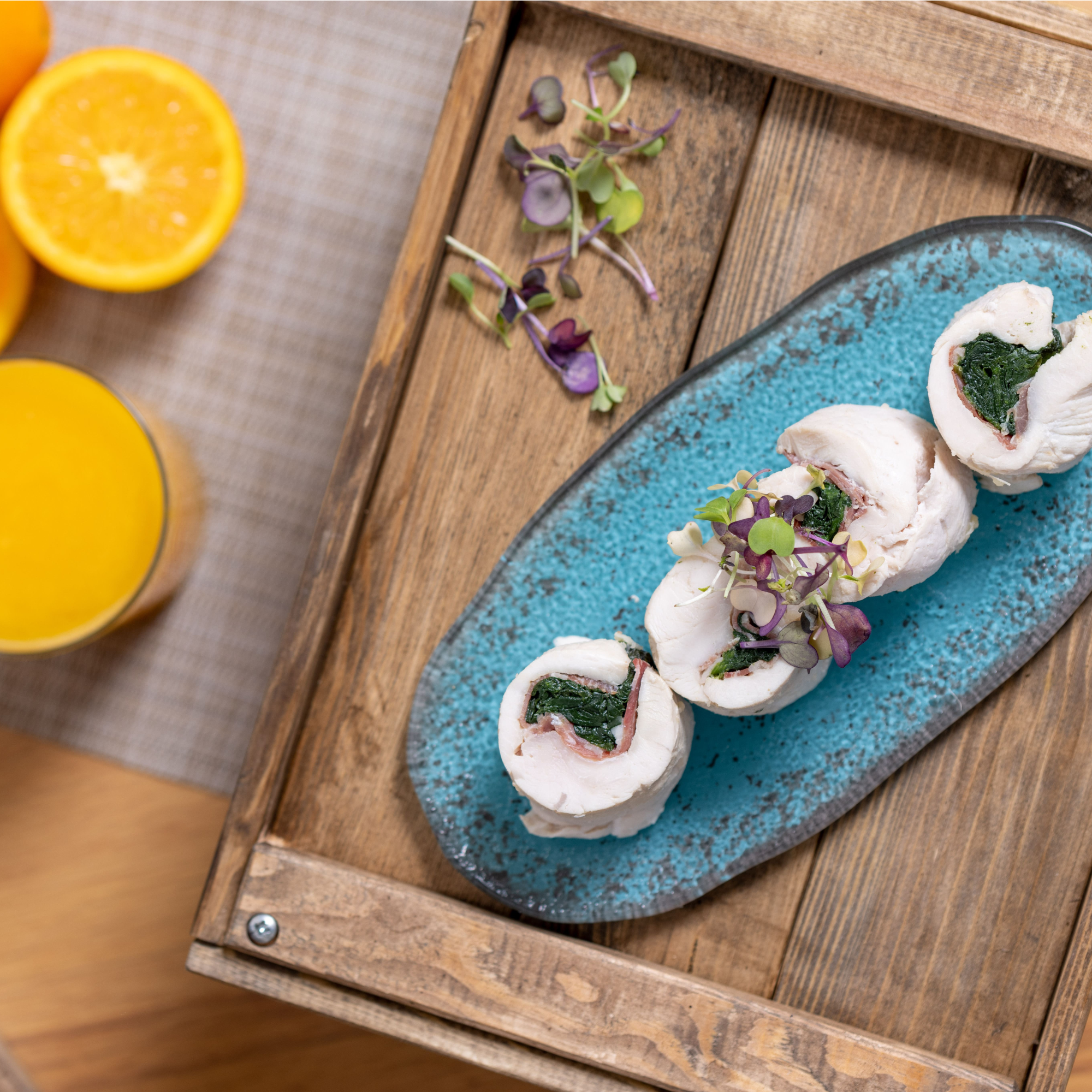 Supremas de pollo rellenas de espinacas y jamón con salsa de sidra