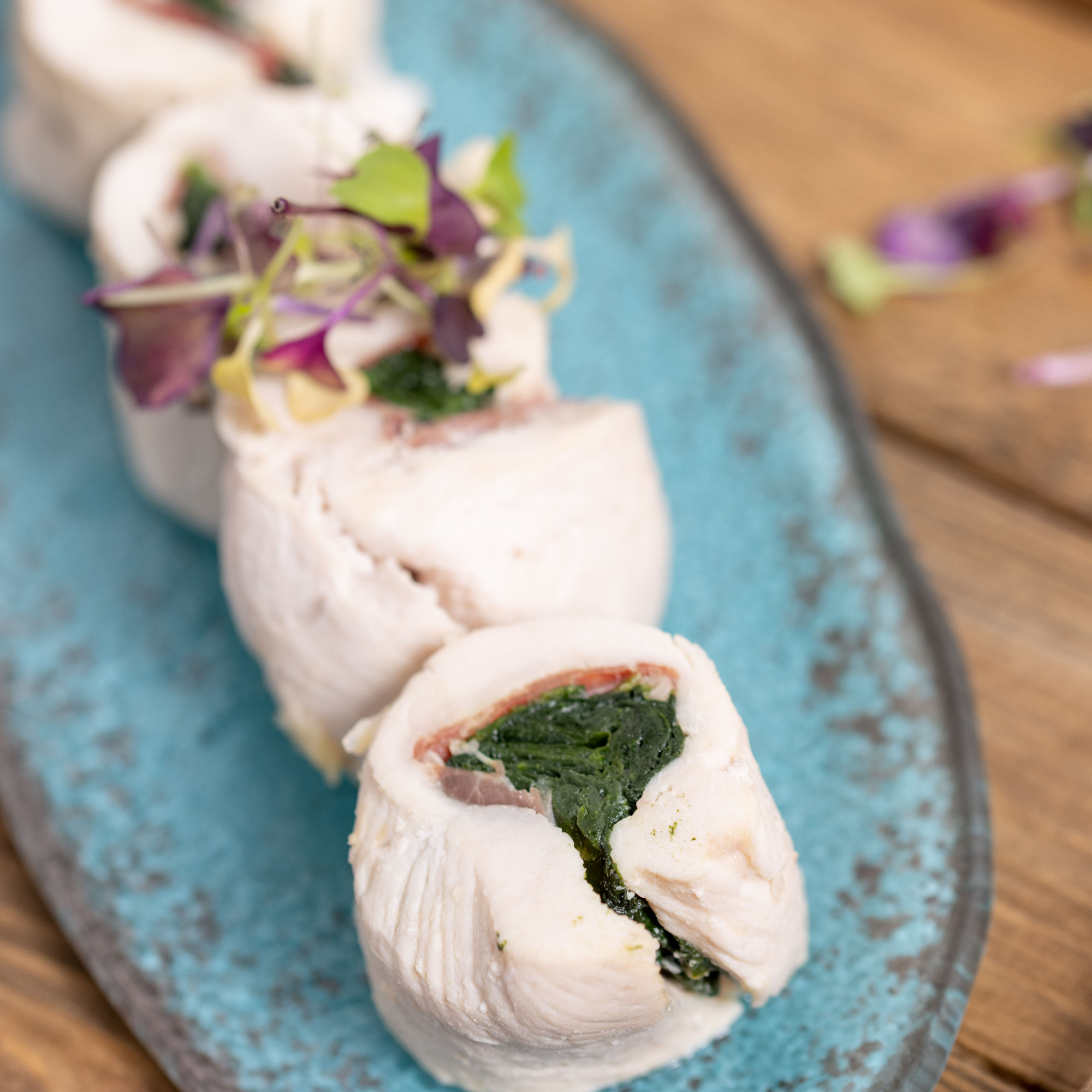 Supremas de pollo rellenas de espinacas y jamón con salsa de sidra