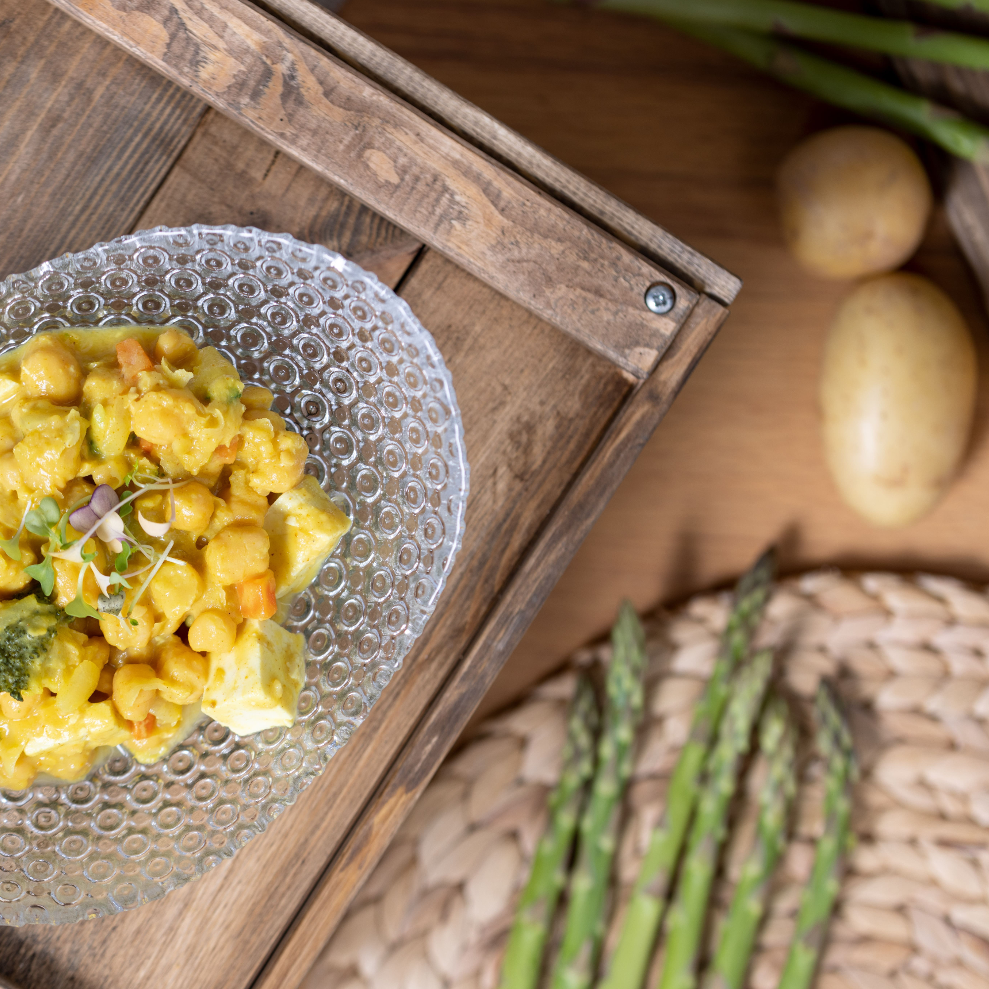 Garbanzos con curry, verduras y tofu