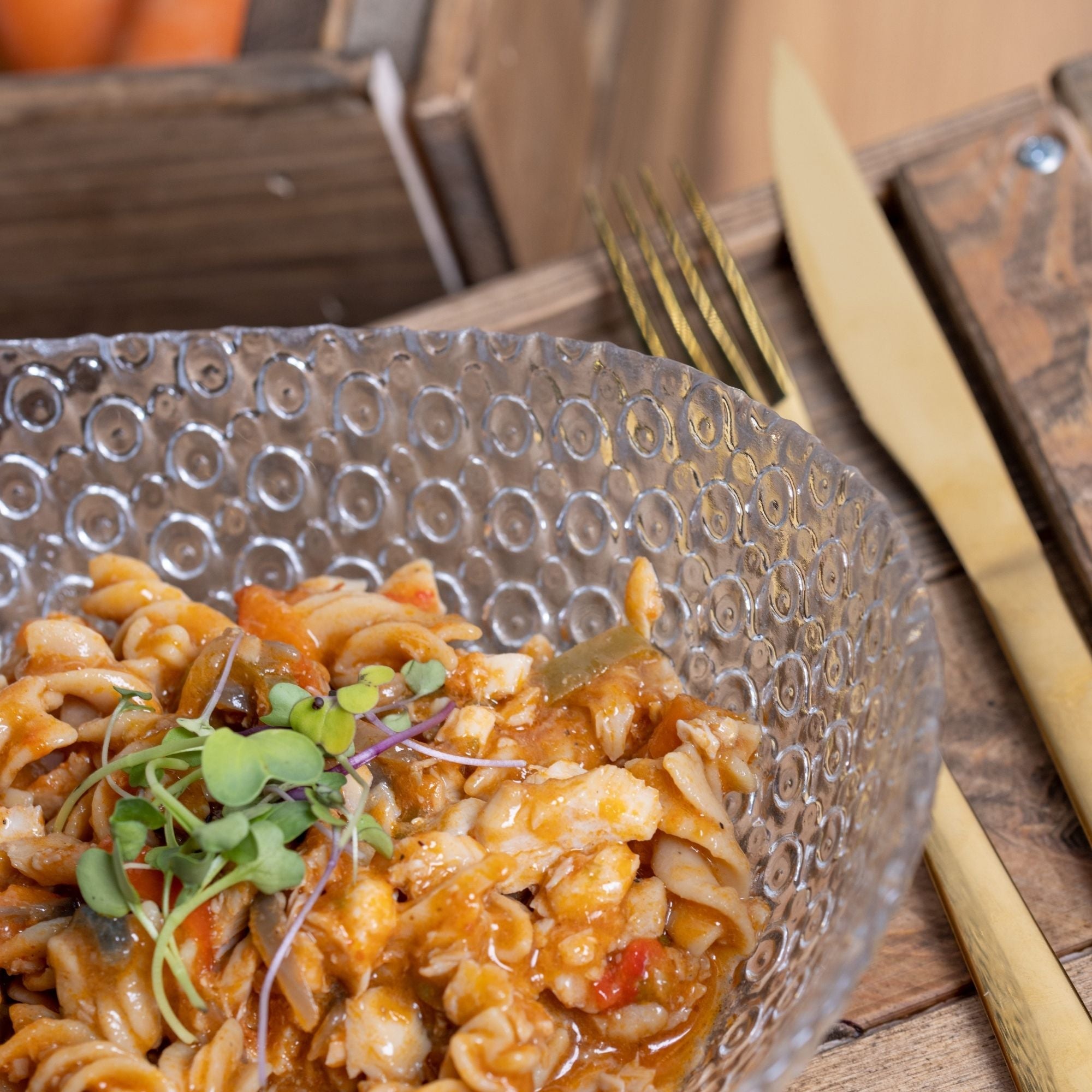 Pasta de legumbre con pollo, pesto y feta