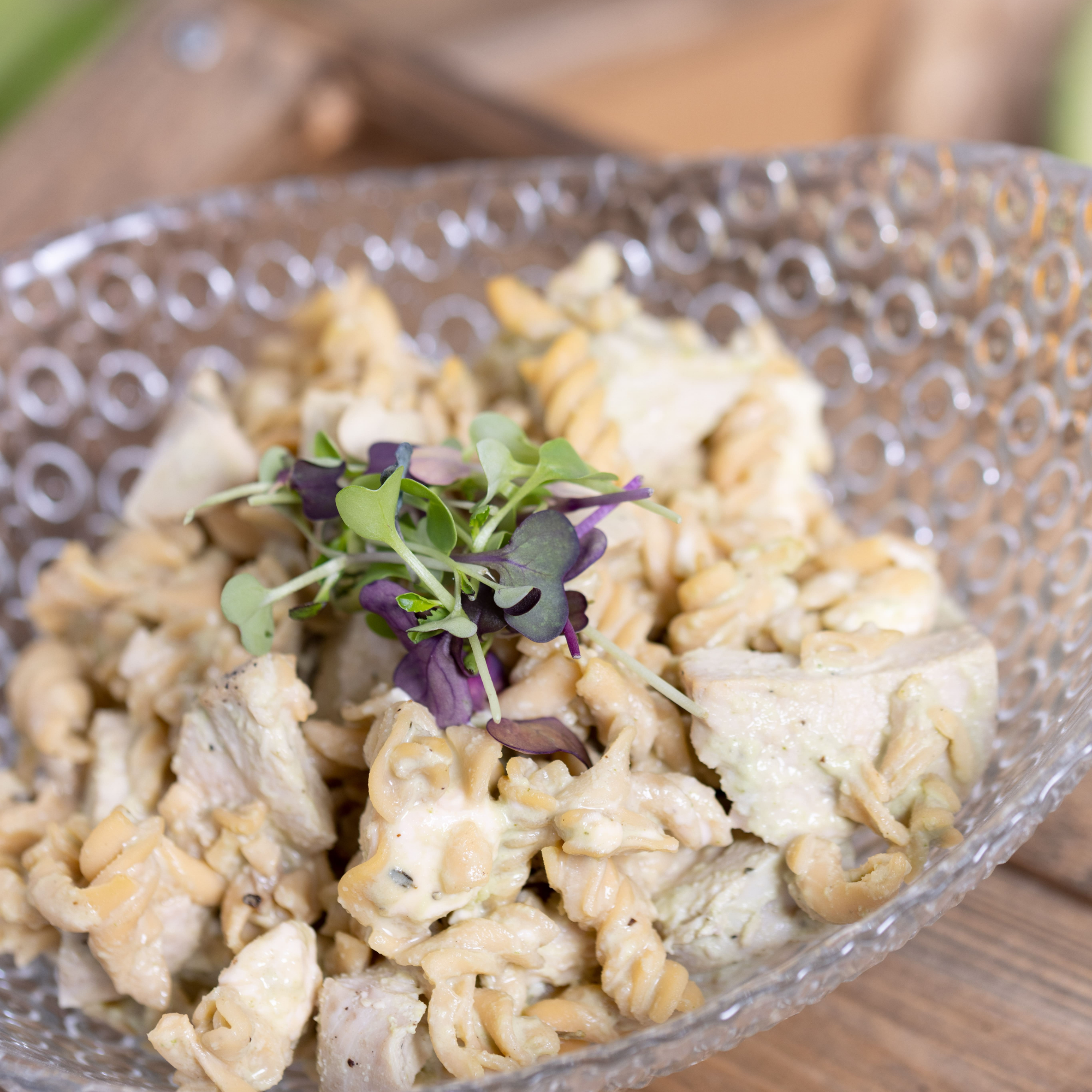 Pasta de legumbres con espinacas, tomate seco, nueces y parmesano