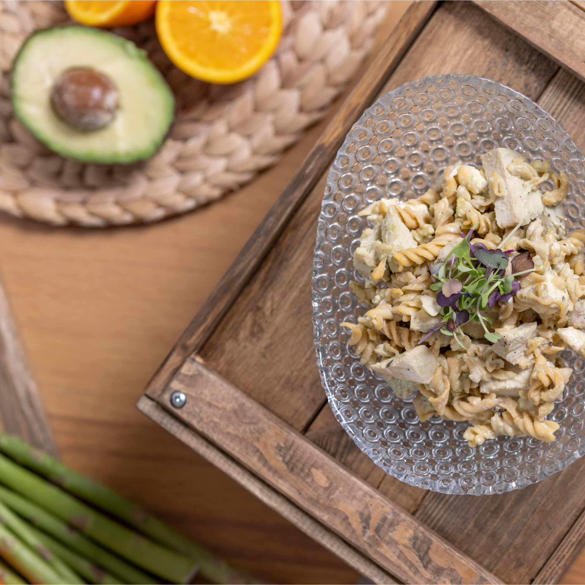 Pasta de legumbres con espinacas, tomate seco, nueces y parmesano