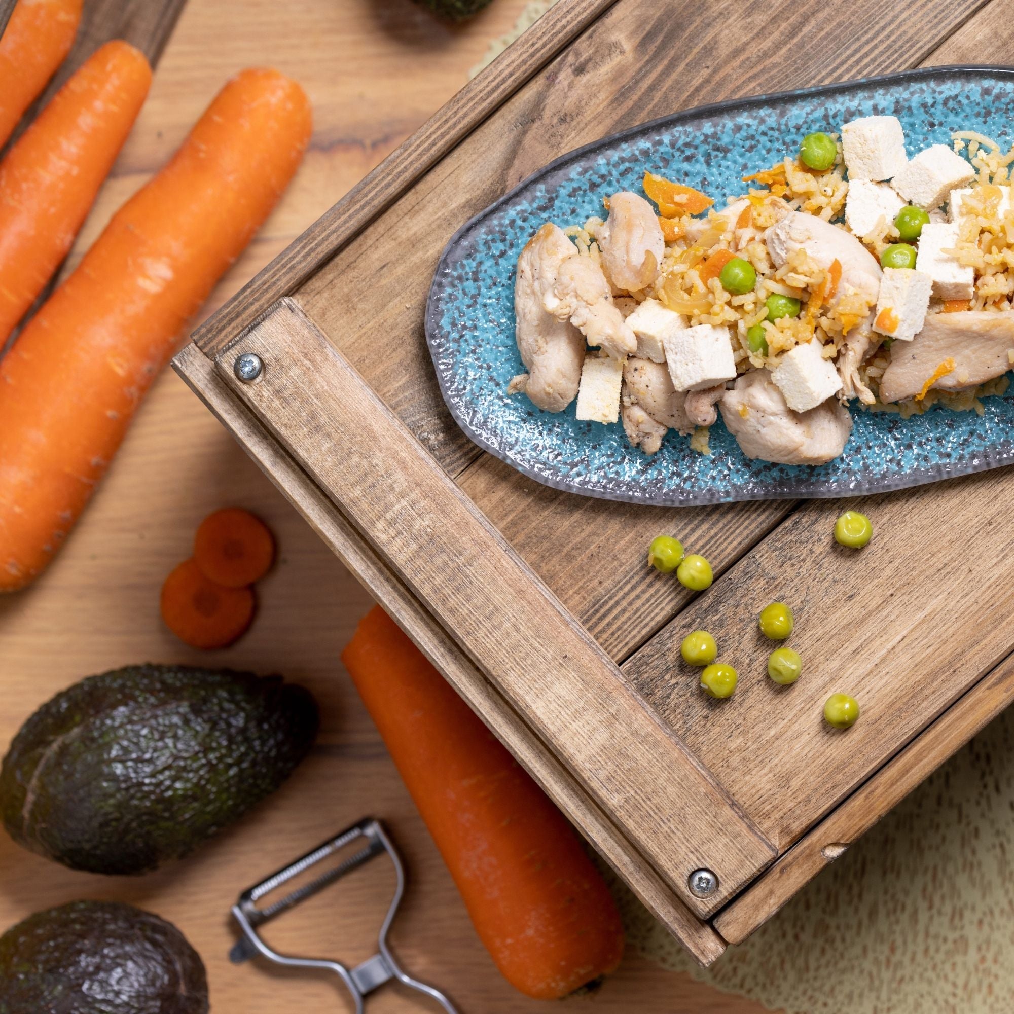 Pollo y tofu salteado con arroz tres delicias