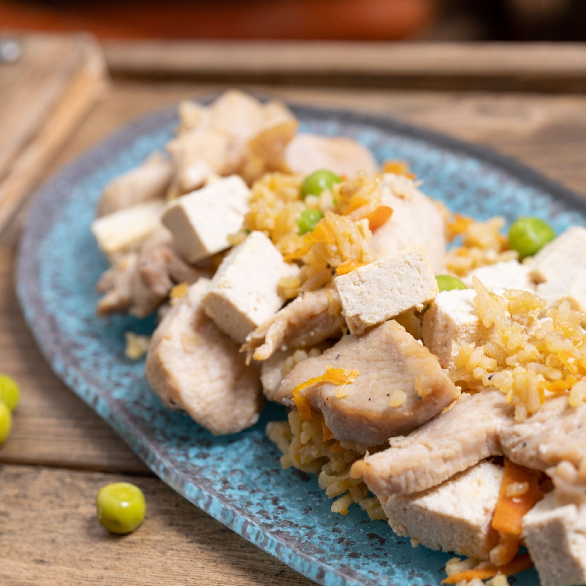 Pollo y tofu salteado con arroz tres delicias