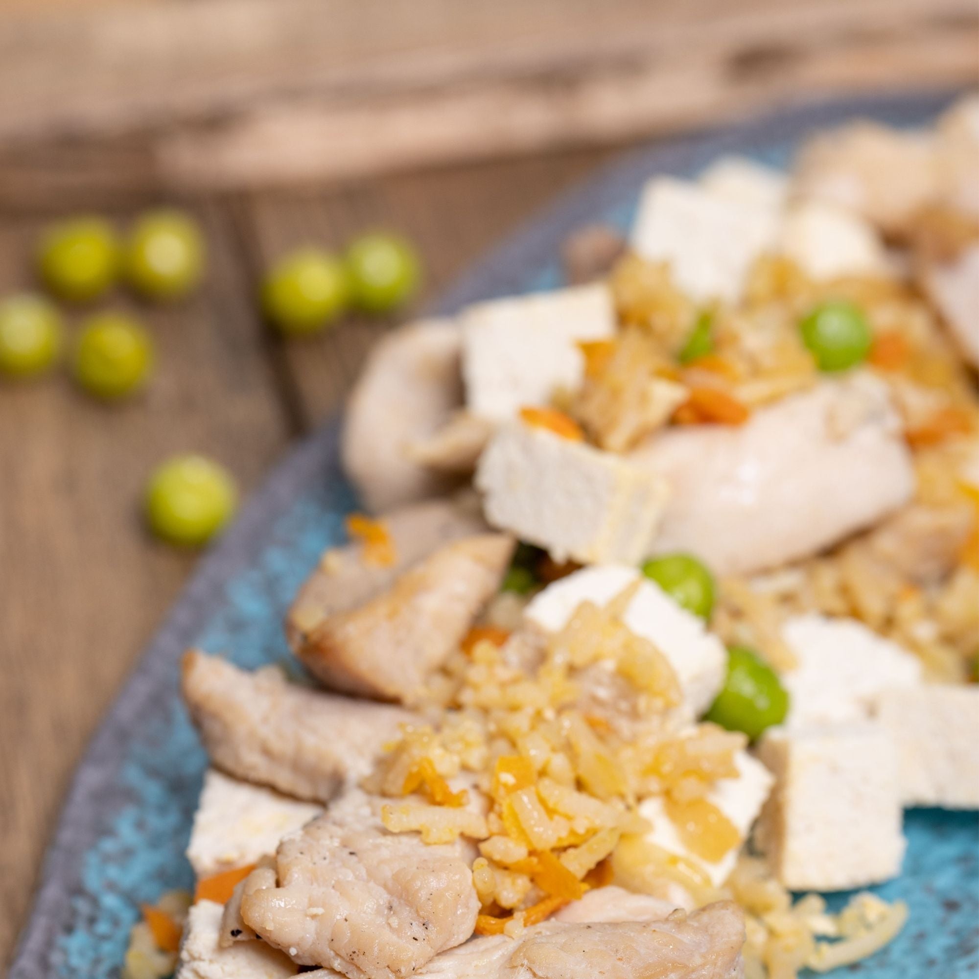 Pollo y tofu salteado con arroz tres delicias